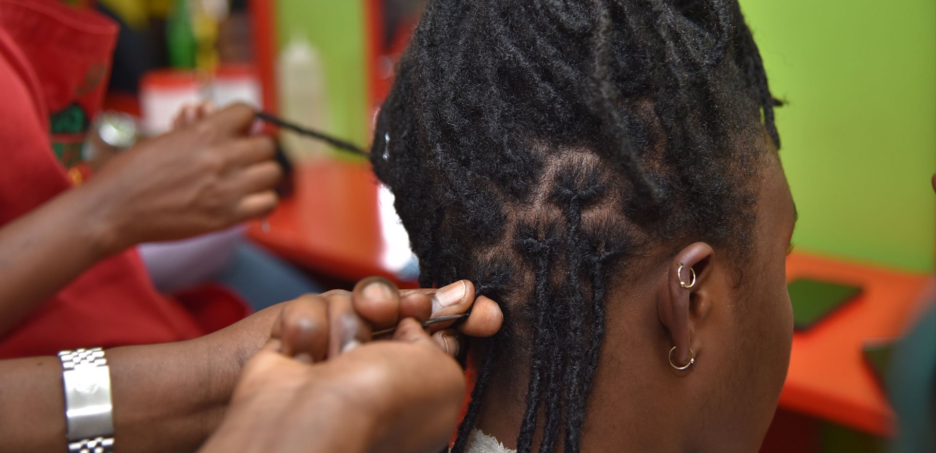 how to retwist locs by interlocking at a hair salon