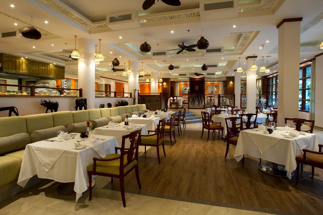 Hotels in Dar es Salaam: Dining room at the Dar es Salaam Serena Hotel