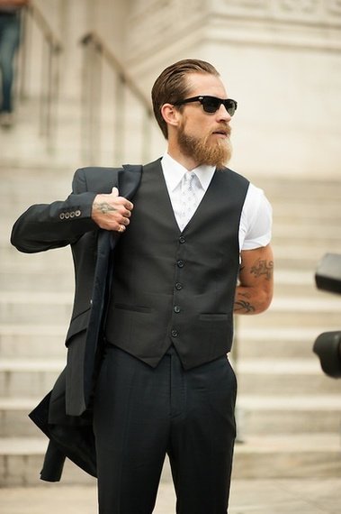 bearded man style: dark clothes are a perfect fit for the blonde bearded guy