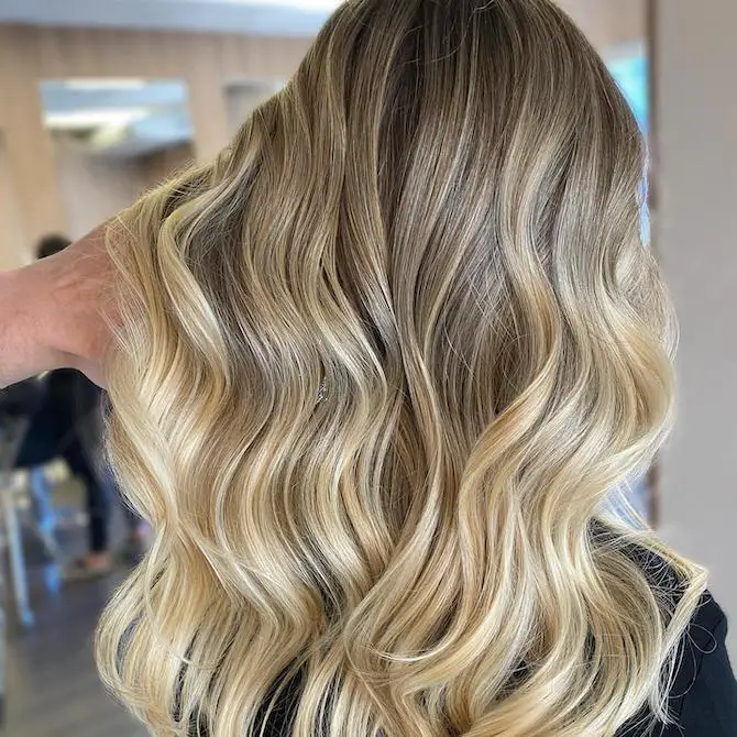 hairstyle for the beach: blonde beach waves