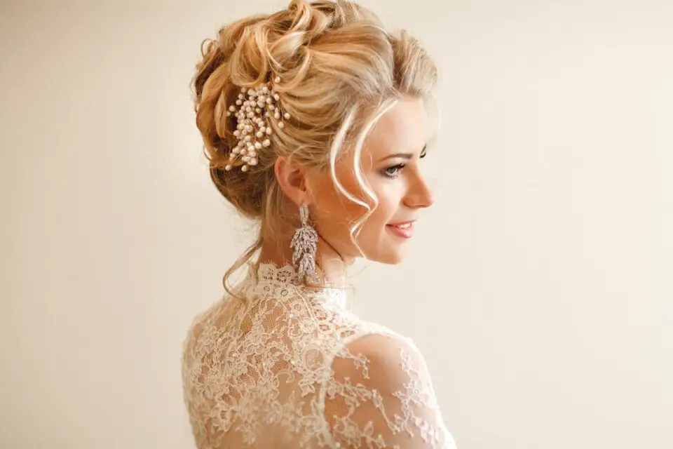 wedding bridal hair styles: a classic bridal updo